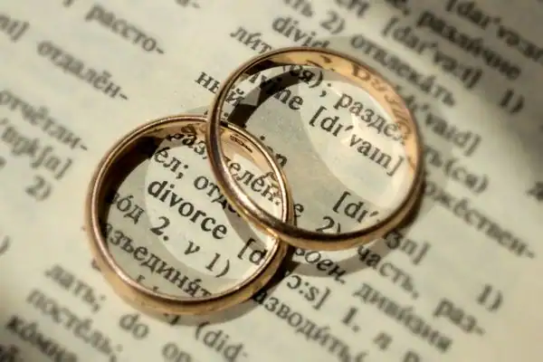 Image of rings removed before divorce mediation Deal